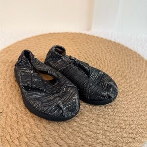 10/$25 • Bobs Black Glitter Thread‎ Canvas Shoes